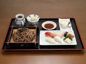 握り寿司と麺セット（そば・冷）