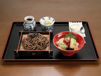 ミニまぐろ丼と麺セット（そば・冷）